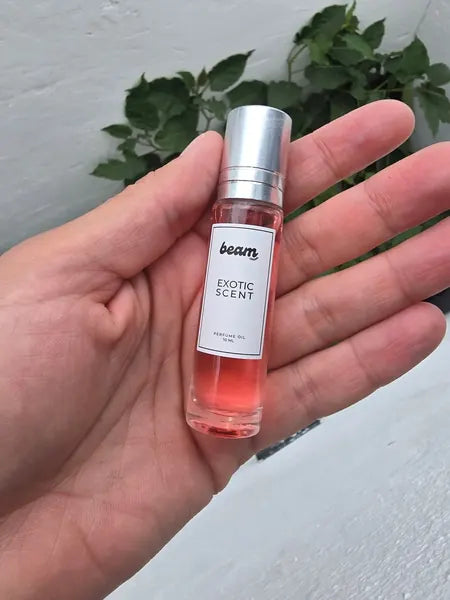 Perfume Beam en una mano, mostrando su formato de bolsillo